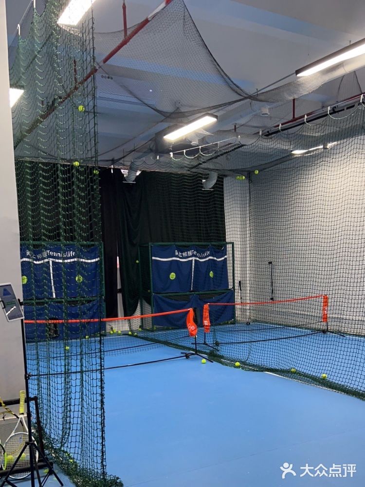 Tennislife 网上邻居网球学练馆网球场照片2。Tennislife 网上邻居网球学练馆位于广东省广州市越秀区地址:广州市越秀区广州大道中289号289艺术创意园印报楼3楼312-313室，可在网球地图查看广州市网球场订场方式。提供学练馆等场…